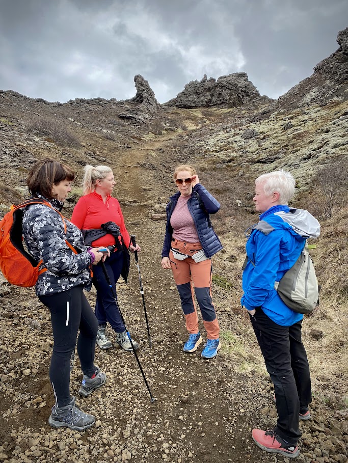 Vinkonur í gönguferð í Búrfellsgjá.